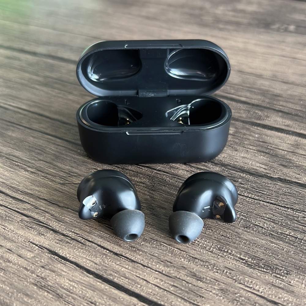 NIB Soundison Black Wireless Earbuds with Charging Case